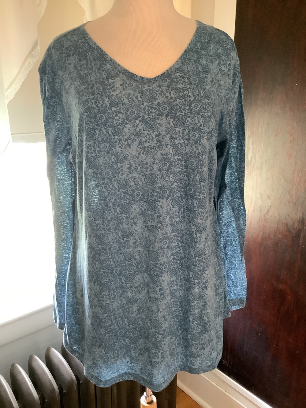 Earth, yoga Women's Blue Floral V-Neck Long Sleeve Top